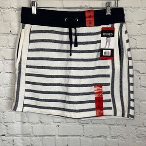 Jones‎ New York Women’s Navy Blue and Beige Striped Skort size Medium NEW